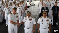 美國第七艦隊司令卡爾·托馬斯中將（左）和菲律賓海軍 2023「薩瑪薩瑪」演習司令官托里比奧·阿達西中將（中）在美菲年度海軍演習的開幕式上握手。（2023年10月2日）