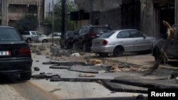 Sejumlah kendaraan terparkir di jalanan yang hancur akibat badai kuat dan hujan deras menerjang Kota Shahhat di Libia, pada 11 September 2023. (Foto: Reuters/Omar Jarhman)