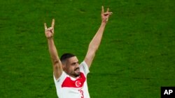Lîstikvanê tîma Tirkîyê Merîh Demîral, di lîstîka bi Awusturya, silava ya ultra-neteweperest ya tundrê dide, 3 Tîrmeh, 2024, bajarê Leipzig, Almanya. 