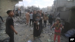 Palestinyen kouri kite kay yo pandan bonbadman Izraelyen nan Rafah, Gaza, 17 Oktob, 2023.