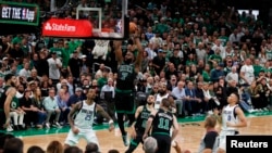 Jaylen Brown (7) des Celtics de Boston dunke face aux Mavericks de Dallas.