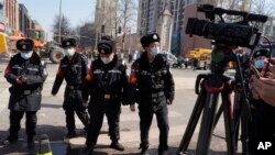 中国警察阻止记者在河北省廊坊三河市燕郊镇的爆炸现场进行直播。（2024年3月13日）