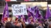 Para demonstran menunjukkan dukungannya terhadap pemain sepak bola Spanyol, Jennifer Hermoso, dalam aksi protes menentang ketua Asosiasi Sepak Bola Spanyol Luis Rubiales di Plaza Callao, Madrid, pada 28 Agustus 2023. (Foto: Reuters/Isabel Infantes)