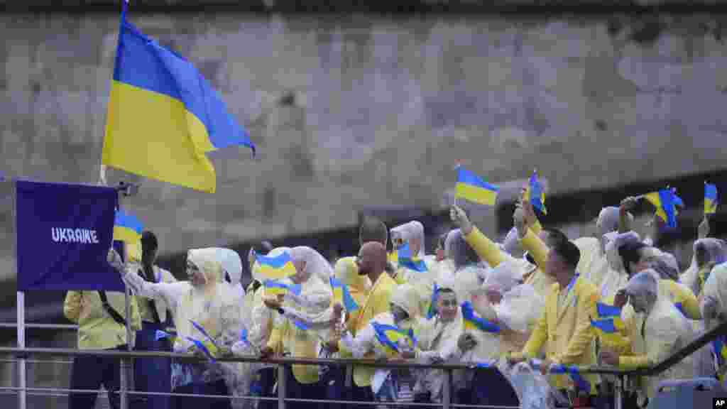 Perahu yang membawa Tim Ukraina menyusuri Sungai Seine di Paris, saat upacara pembukaan Olimpiade Musim Panas 2024, 26 Juli 2024. (Foto: Lindsey Wasson/AP Photo)