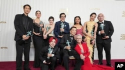 El elenco de “Everything Everywhere All at Once” posa en la sala de prensa de la 29ª entrega anual de los Premios del Sindicato de Actores de la Pantalla el domingo 26 de febrero de 2023 en el Fairmont Century Plaza de Los Ángeles. (Foto de Jordan Strauss/Invision/AP)