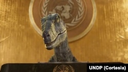 ARCHIVO - Frankie el dinosaurio, protagonista de la campaña ecológica "No elijas la extinción" del PNUD, se dirige a la Asamblea General de la ONU en una video-recreación, el 27 de octubre de 2021.