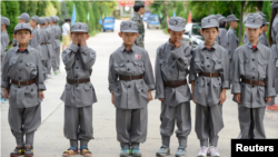 རྒྱ་ནག་ཧྲན་ཞི་རུ་སློབ་ཆུང་སློབ་མ་ཚོར་དམག་སྦྱོང་སྤྲོད་བཞིན་པ། 