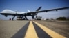 Un General Atomics MQ-9 Reaper se encuentra en la pista durante una demostración de fuego vivo de 55 vehículos aéreos no tripulados, o drones, en la base naval del condado de Ventura Sea Range, Point Mugu, cerca de Oxnard, California, el 31 de julio de 2015.