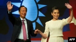 郭台銘（左）在台北的記者會上宣佈與資深演員賴佩霞搭檔角逐2024台灣總統大選。（2023年9月14日）