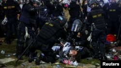 California တက္ကသိုလ်က ဂါဇာစစ်ဆန့်ကျင်ရေး ဆန္ဒပြကျောင်းသားတွေကို ရဲတပ်ဖွဲ့ ဖယ်ရှားဖမ်းဆီးနေစဉ် (မေ ၂၊ ၂၀၂၄)
