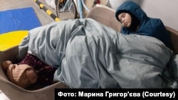 У перші дні війни 7-річний Олексій та 3-річна Дар'я з мамою і старшим братом ночували на паркінгу