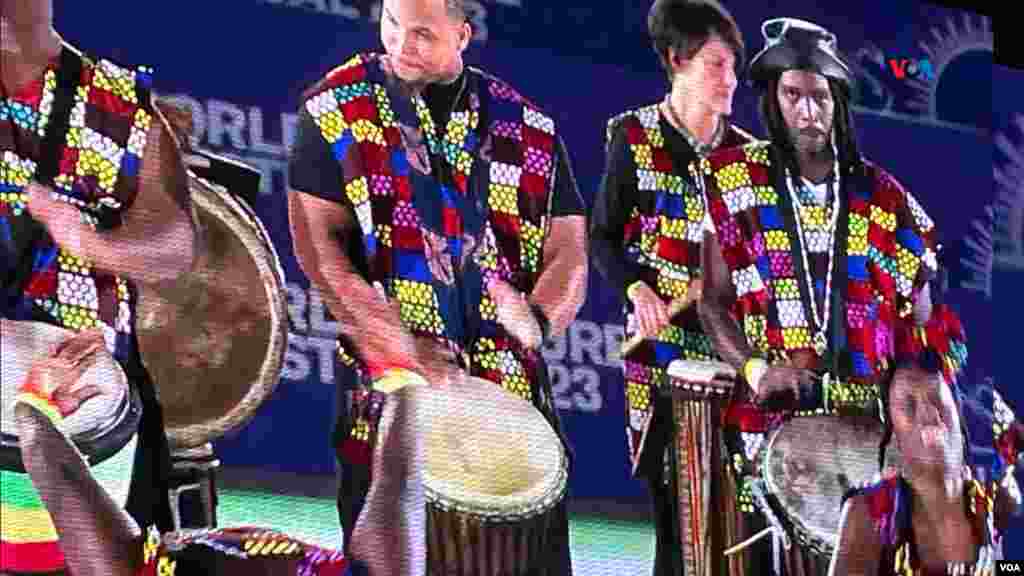 Presentación de tambores africanos como parte del espectáculo multicultural en el Festival Mundial de la Cultura.