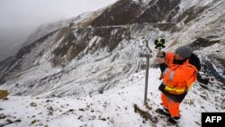 ARHIVA - Radnik postavlja opremu za nadzor u nacionalnom parku Denali, na Aljaski(Foto: Patrick T. FALLON / AFP)