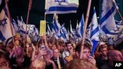Israelis protest against plans by Prime Minister Benjamin Netanyahu's government to overhaul the judicial system, in Tel Aviv, Israel, May 20, 2023. 