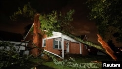 Un árbol derribado por un tornado que azotó el lugar más temprano por la noche yace sobre una casa en Gaithersburg, Maryland, EEUU, el 6 de junio de 2024. 