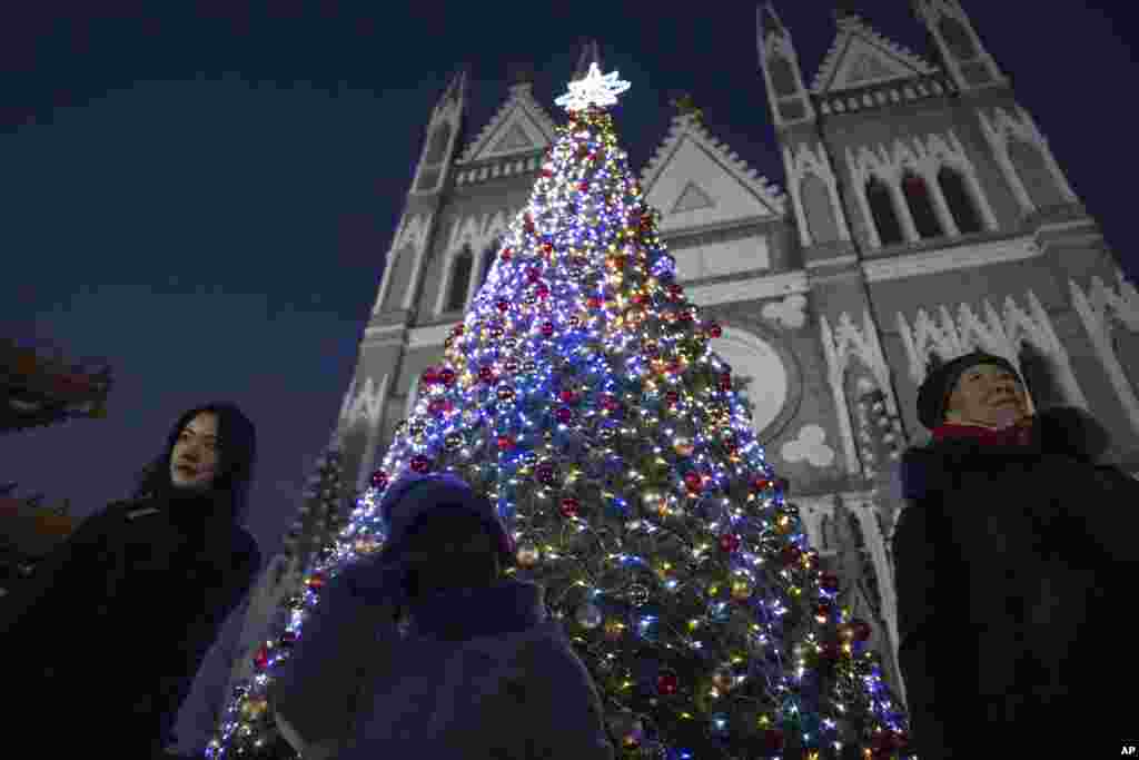 En Beijing, visitantes llegan hasta la iglesia católica Xishiku en el día de Navidad. 