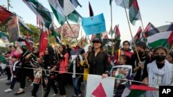 Sejumlah anggota organisasi masyrakat sipil dan partai politik di Pakistan menggelar demonstrasi menentang serangan Israel ke Gaza dalam aksi di Karachi, Pakistan, pada 29 November 2023. (Foto: AP/Fareed Khan)