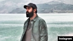 Penyanyi asal Iran, Mehdi Yarrahi, dalam foto yang diambil dari akun instagram miliknya. (Foto: Instagram/mehdiyarrahi)
