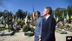 Міністр закордонних справ України Дмитро Кулеба та Держсекретар США Ентоні Блінкен у Києві відвідали Алею Героїв на Берковецькому кладовищі. Фото: МЗС України/AP