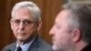 El secretario de Justicia de EEUU, Merrick B. Garland, observa al fiscal general de Ucrania, Andriy Kostin, en el Departamento de Justicia en Washington, el 17 de abril de 2023.