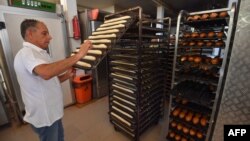 De longues queues se forment depuis des mois, devant les boulangeries du circuit semi-étatique vendant la baguette subventionnée à un prix dérisoire.