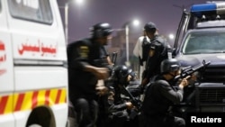 Polisi Pakistan mengambil posisi dalam baku tembak dengan sekelompok militan bersenjata lengkap yang menyerang markas polisi di kota terbesar Karachi hari Jumat (17/2) malam. 