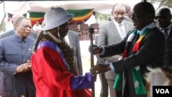 UMnangagwa ugcoba induna uMaduna