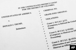 Salinan surat dakwaan terbaru oleh Departemen Kehakiman AS terhadap mantan Presiden Donald Trump, 1 Agustus 2023.