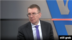 El ministro de Relaciones Exteriores de Letonia, Edgars Rinkevics, habla con el Servicio de Georgia de la VOA, el 29 de marzo de 2023.