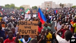 Raia wa Niger wakishiriki maandamano yaliyoitishwa na wafuasi wa kiongozi wa mapinduzi Jenerali Abdourahmane Tiani mjini Niamey, Julai 30, 2023.