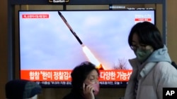 2023年2月24日，在韩国首尔的首尔火车站播放的新闻节目中，电视屏幕显示了朝鲜导弹发射的画面。