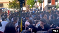 Eyleme katılan belediye başkanı ve milletvekilleri gazdan etkilendi.