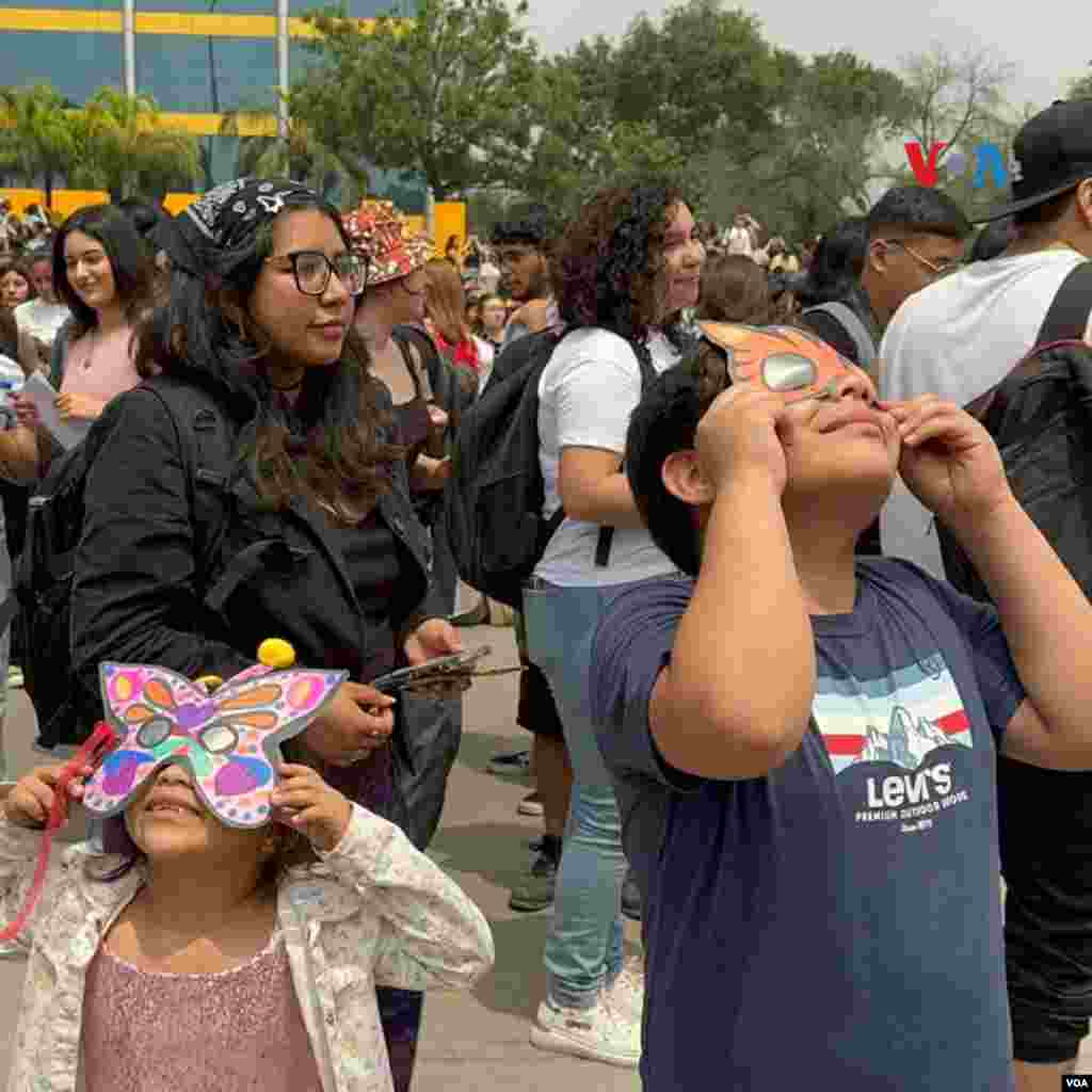 Niños espectadores del eclipse solar en Nuevo León, México.
