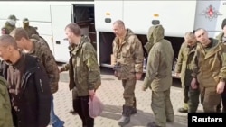 Sebuah gambar yang dirilis oleh Kementerian Pertahanan Rusia, menunjukkan sejumlah personel militer Rusia yang naik bus pasca pertukaran tawanan perang di lokasi yang tidak diketahui, diambil dari rekaman video yang dirilis Senin, 10 April 2023.
