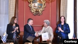El Ministro de Relaciones Exteriores de Uruguay, Omar Paganini, y la Subsecretaria de Comercio Internacional, Marisa Lago, en la Embajada de Estados Unidos en Montevideo, el 11 de abril de 2024. Foto cortesía Embajada de EEUU en Uruguay.