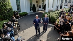 Ketua DPR AS Kevin McCarthy dan Pemimpin Minoritas Senat AS Mitch McConnell berbicara kepada para jurnalis setelah melangsukan pembicaraan dengan Presiden Joe Biden mengenai plafon utang di Gedung Putih, Washington, pada 9 Mei 2023. (Foto: Reuters/Jonathan Ernst)