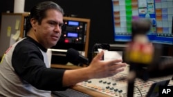 El presentador Tony "El Tigre" Arias habla durante una transmisión en el de La Campesina, una cadena de radio en español, en Phoenix, el 21 de marzo de 2024. 