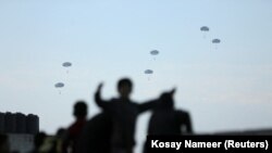美國向加沙民眾空投援助物資。（2024年3月2日）
