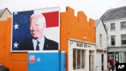 Un mural del presidente Joe Biden adorna el costado de una tienda en Ballina, Irlanda, el 4 de abril de 2023. Biden visitará la ciudad la próxima semana, como parte de un viaje a Irlanda e Irlanda del Norte.