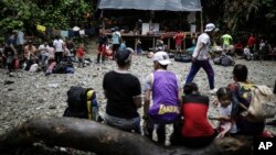 Migrantes que cruzan el Tapón del Darién, entre Colombia y Panamá, descansan en un punto de suministros que ofrece bebidas pagas, el 9 de mayo de 2023. La plataforma R4V advirtió que 6 de cada 10 venezolanos migrantes se exponen a trata de personas.