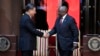 2023 年 22 日，中国国家主席习近平（左）与南非总统拉马福萨在南非比勒陀利亚联合大厦举行联合记者会后握手。 。