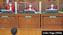 Hakim membacakan putusan hukuman terhadap Bharada Richard Eliezer (membelakangi) di Pengadilan Negeri Jakarta Selatan, Rabu (15/2). 
