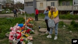 俄羅斯襲擊烏克蘭城市烏曼平民住宅區，一名女子為死難者哭泣。（2023年4月30日）