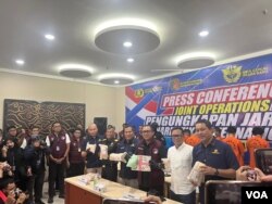 Pihak Kepolisian RI, Dirjen Bea Cukai dan PT Pos Indonesia berphoto dengan barang bukti puluhan ribu pil ekstasi dari Belanda dan Belgia (VOA/Ghita Intan)