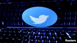 Sebuah keyboard diletakkan di depan logo Twitter dalam ilustrasi pada 21 Februari 2023. (Foto: Dado Ruvic/Ilustrasi/Reuters)
