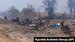 စစ်ကိုင်းတိုင်း၊ ကန့်ဘလူမြို့နယ်၊ မလည်တိုက်နယ်အတွင်းက ပဇီကြီးကျေးရွာ ဗုံးကျဲတိုက်ခိုက်ခံရအပြီးမြင်ကွင်း (ဧပြီ ၁၁၊ ၂၀၂၃)
