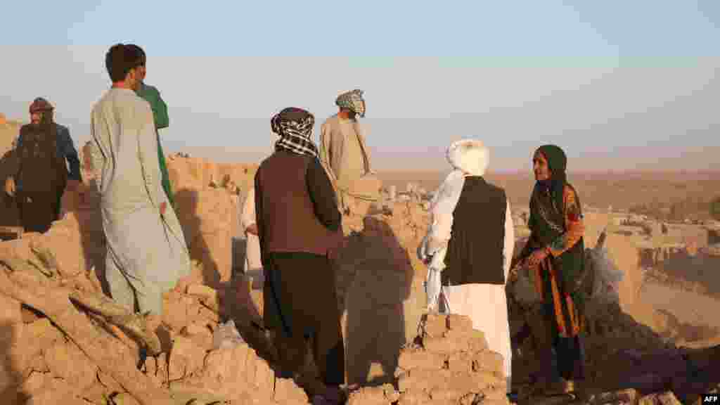 با وصف خسارات هنگفت مالی و تلفات شدید انسانی، کمک‌های اضطراری به گونه‌ای که لازم است به زلزله زدگان نرسیده است.