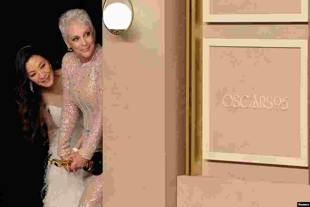 12 Mart 2023 - California'da düzenlenen Oscar Ödülleri töreninde sahne arkasından programı seyreden ödül sahibi oyuncular Jamie Lee Curtis ve Michelle Yeoh.