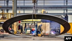 中國山東省青州一家風力渦輪機製造廠的工人正在做工。 （2024年3月18日）