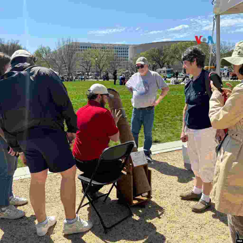 Muchos se prepararon con telescopios en Washington DC, para ver el paso del eclipse solar.
